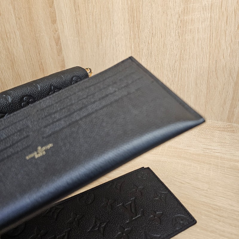 [跨年福利把握🧧品況很新] LV黑牛皮壓紋金釦Pochette三合一鏈包-18