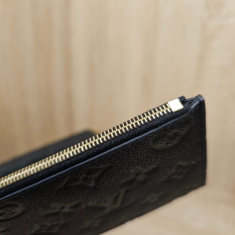 [跨年福利把握🧧品況很新] LV黑牛皮壓紋金釦Pochette三合一鏈包-21