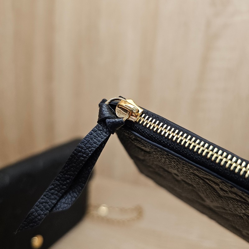 [跨年福利把握🧧品況很新] LV黑牛皮壓紋金釦Pochette三合一鏈包-22