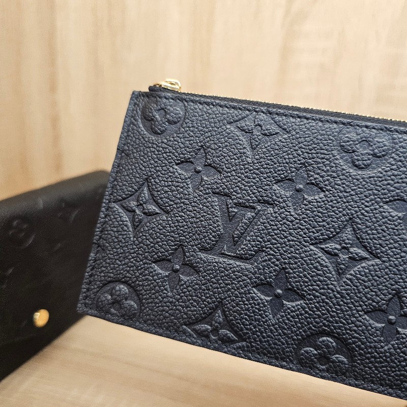 [跨年福利把握🧧品況很新] LV黑牛皮壓紋金釦Pochette三合一鏈包-23