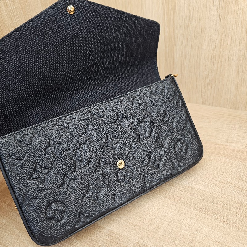 [跨年福利把握🧧品況很新] LV黑牛皮壓紋金釦Pochette三合一鏈包-24