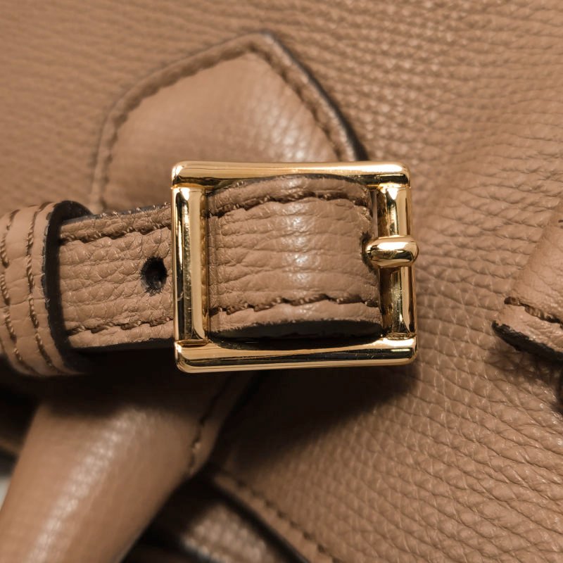 Burberry The Banner班納中號牛皮帆布純色字母Logo雙搭扣斜挎包-13