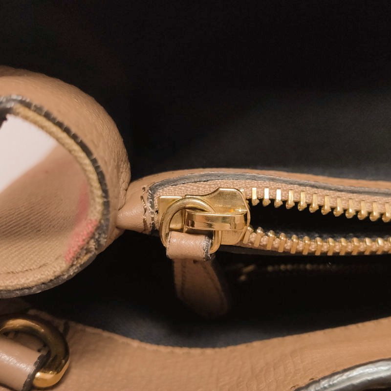 Burberry The Banner班納中號牛皮帆布純色字母Logo雙搭扣斜挎包-14