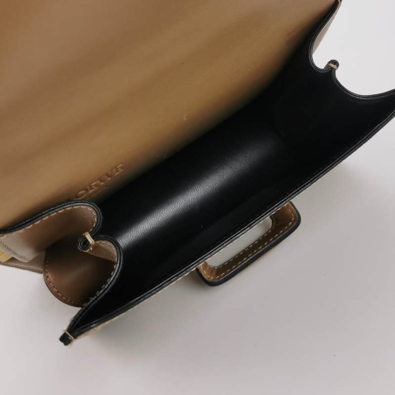 Loewe Barcelona小號牛皮純色三角形封扣斜挎包單肩包-6