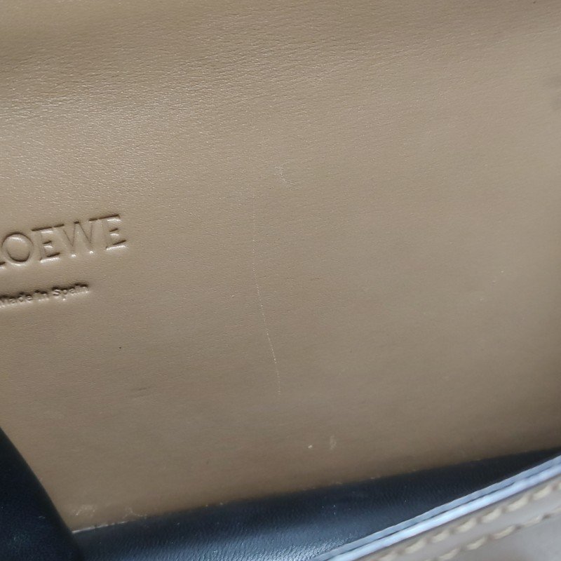 Loewe Barcelona小號牛皮純色三角形封扣斜挎包單肩包-8