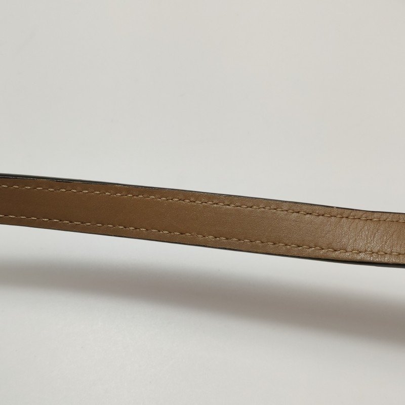 Loewe Barcelona小號牛皮純色三角形封扣斜挎包單肩包-10