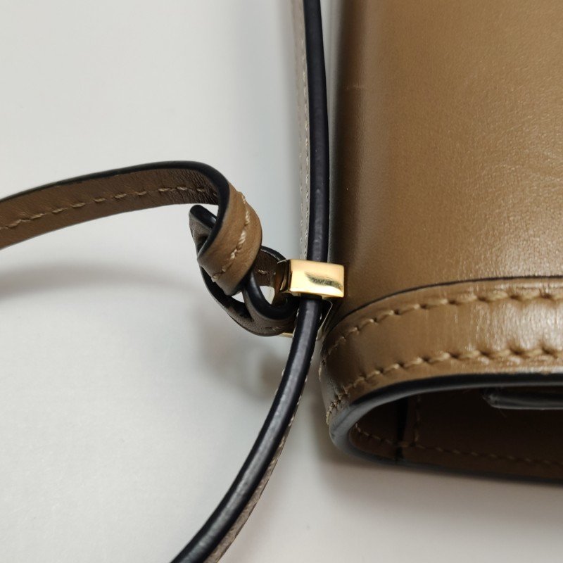 Loewe Barcelona小號牛皮純色三角形封扣斜挎包單肩包-11