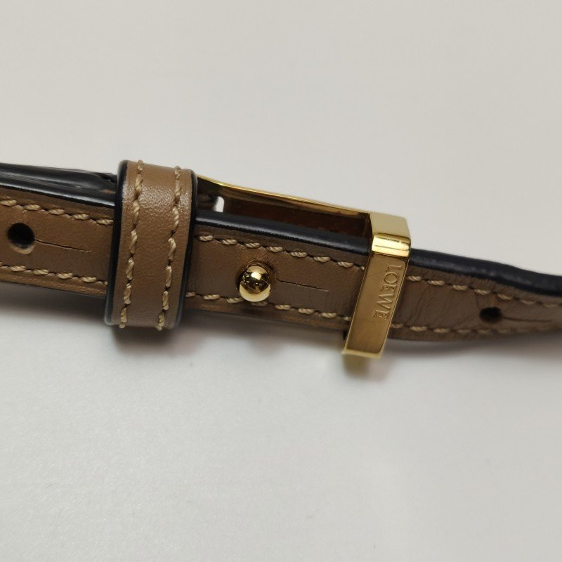 Loewe Barcelona小號牛皮純色三角形封扣斜挎包單肩包-12