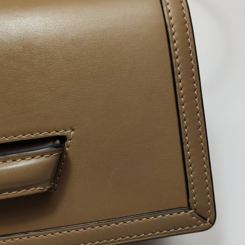 Loewe Barcelona小號牛皮純色三角形封扣斜挎包單肩包-14