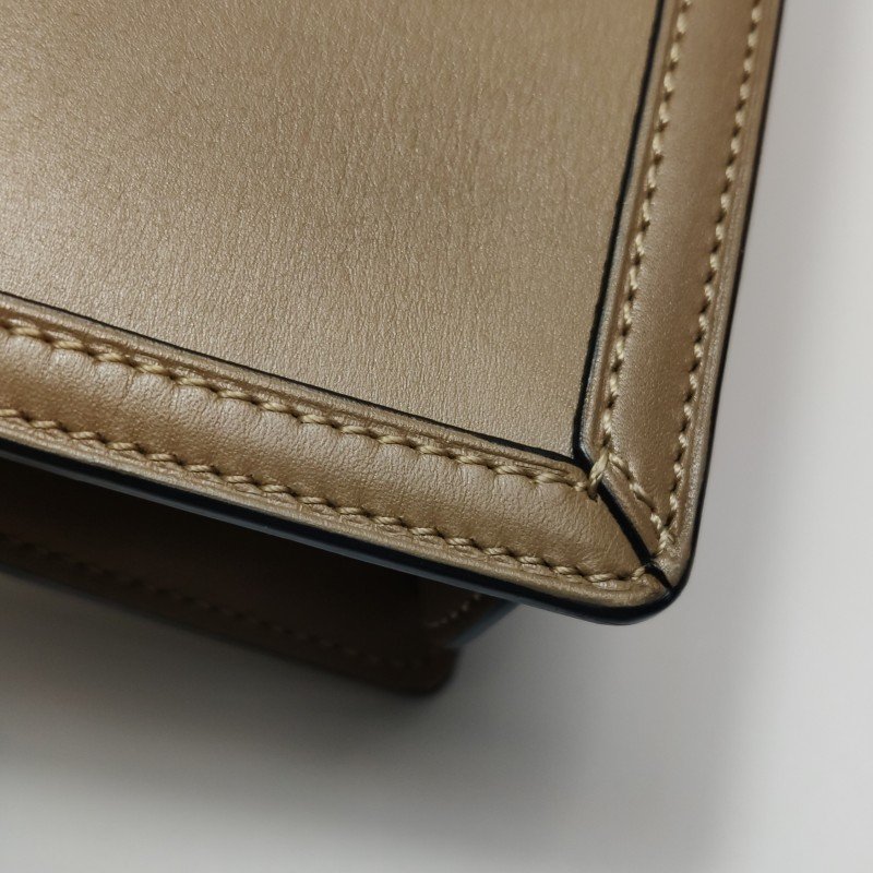 Loewe Barcelona小號牛皮純色三角形封扣斜挎包單肩包-17