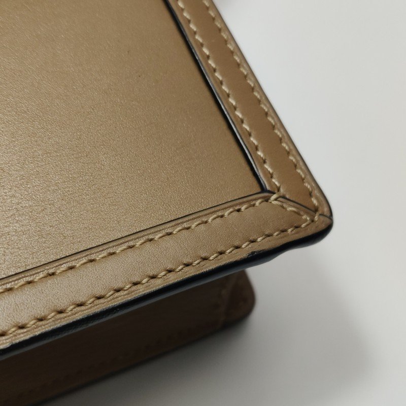 Loewe Barcelona小號牛皮純色三角形封扣斜挎包單肩包-18