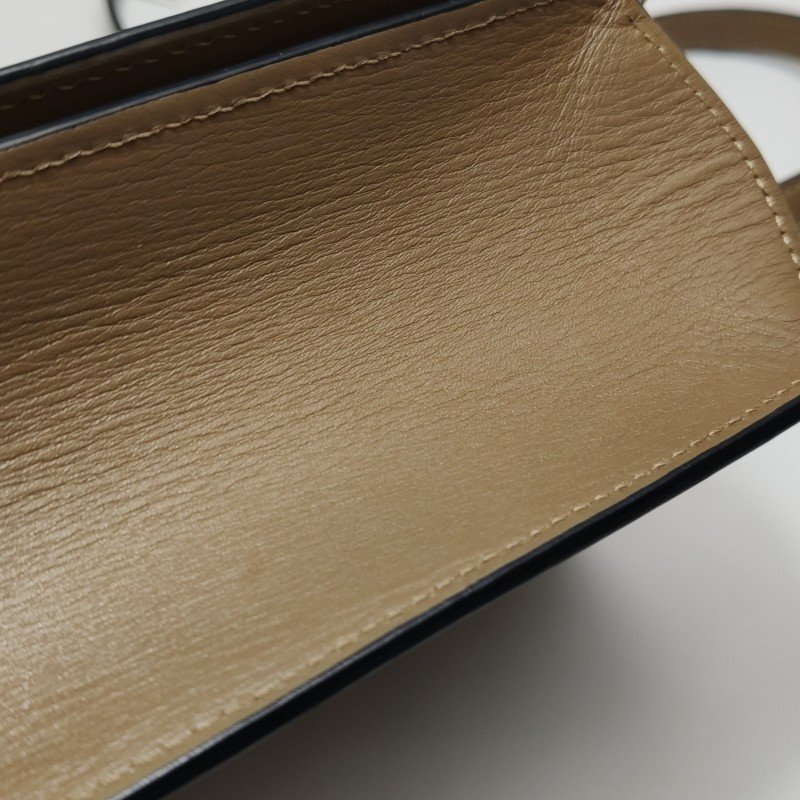 Loewe Barcelona小號牛皮純色三角形封扣斜挎包單肩包-19