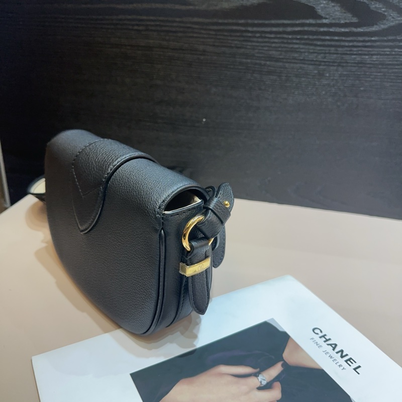 LV 黑小牛皮金釦pont 9 soft MM斜背包-2