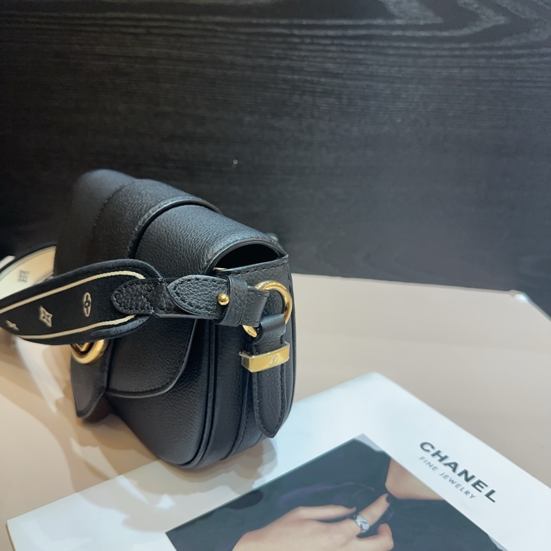 LV 黑小牛皮金釦pont 9 soft MM斜背包-3