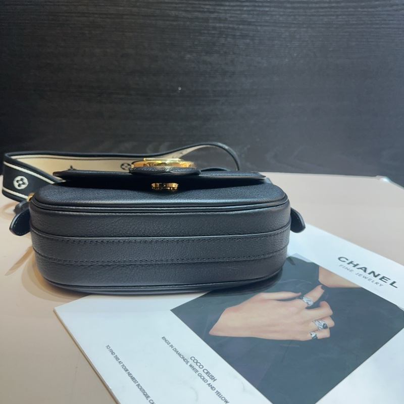 LV 黑小牛皮金釦pont 9 soft MM斜背包-4