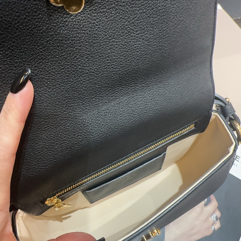 LV 黑小牛皮金釦pont 9 soft MM斜背包-5