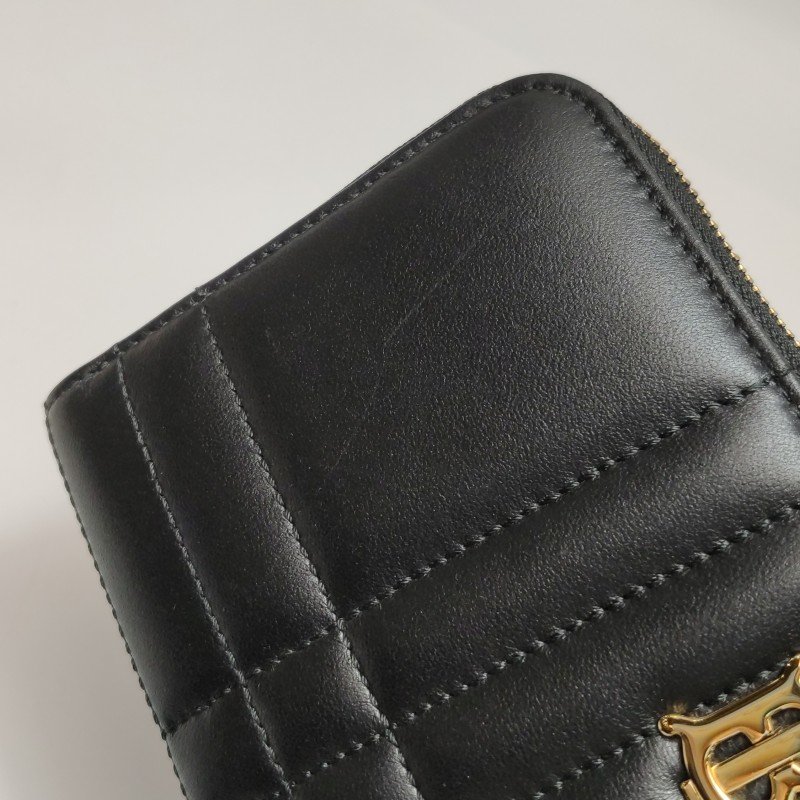 Burberry Lola蘿納包牛皮純色字母Logo絎縫錢包-8