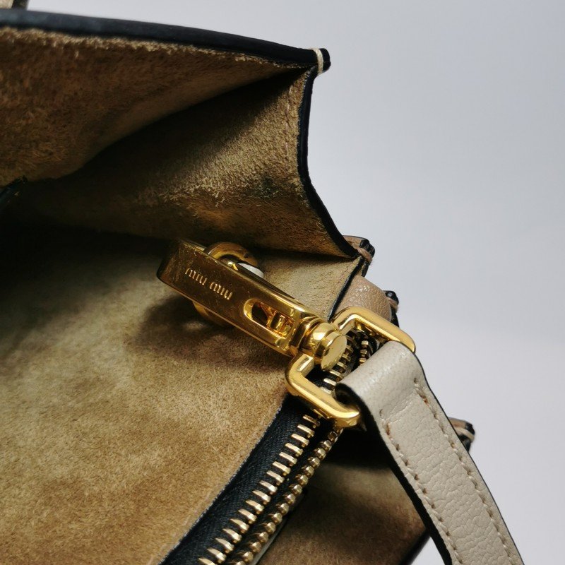 Miu Miu Madras羊皮純色金屬扣斜挎包單肩包-13