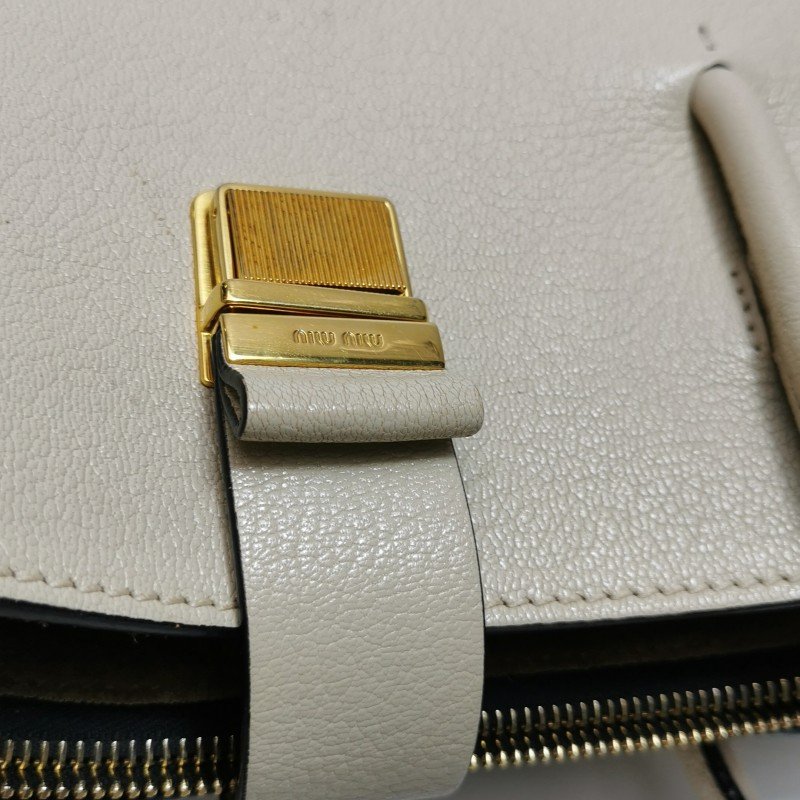 Miu Miu Madras羊皮純色金屬扣斜挎包單肩包-16