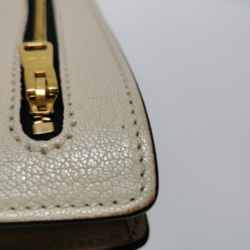 Miu Miu Madras羊皮純色金屬扣斜挎包單肩包-19