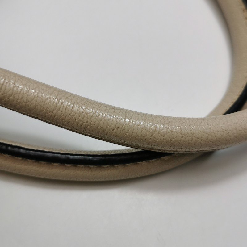 Miu Miu Madras羊皮純色金屬扣斜挎包單肩包-21