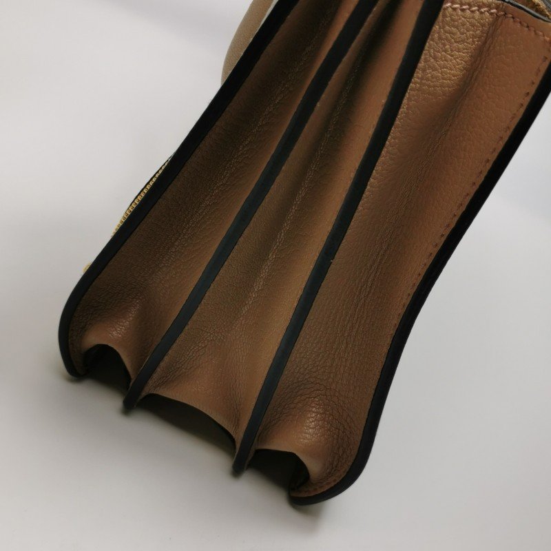 Miu Miu Madras羊皮純色金屬扣斜挎包單肩包-22