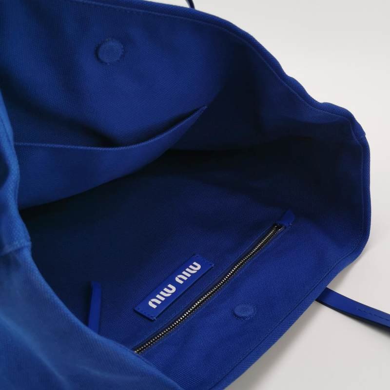 Miu Miu Grace Lux系列牛皮帆布純色字母Logo單肩包-6