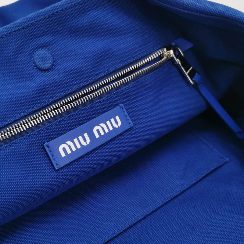 Miu Miu Grace Lux系列牛皮帆布純色字母Logo單肩包-7