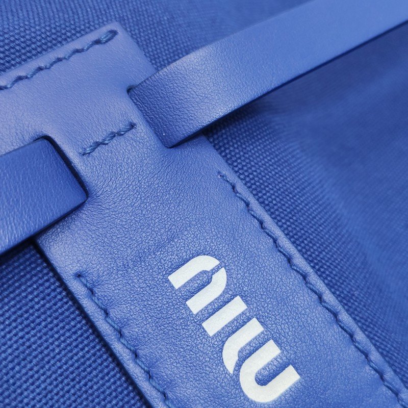 Miu Miu Grace Lux系列牛皮帆布純色字母Logo單肩包-9