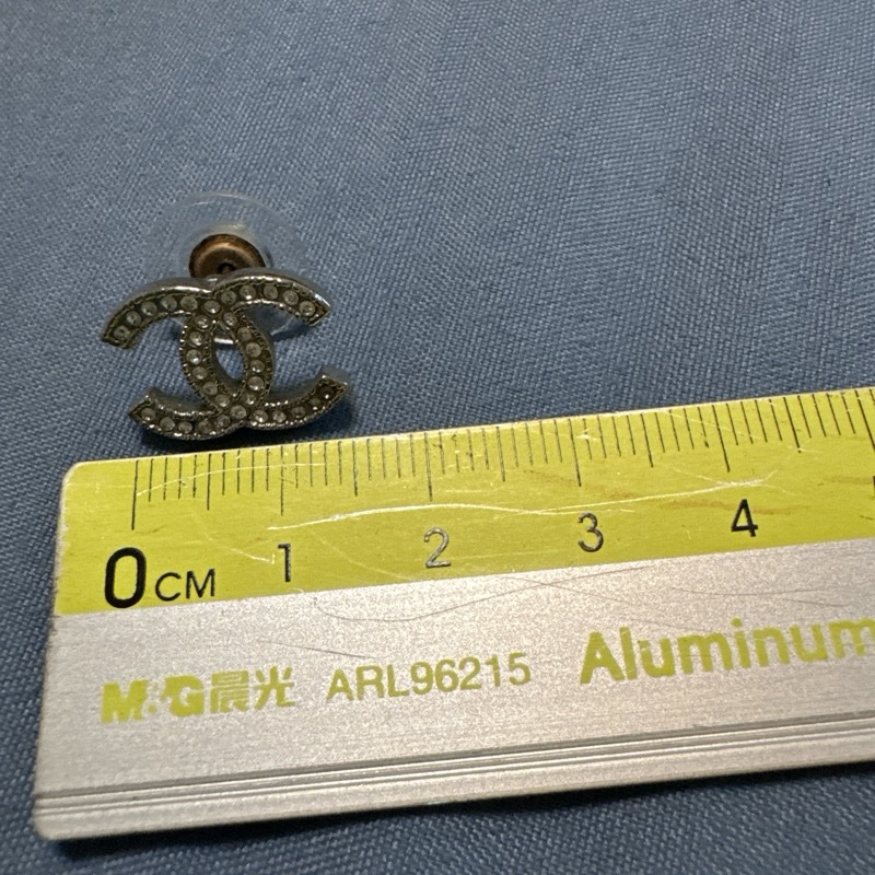 Chanel 經典雙C Logo鑲鑽耳環-12