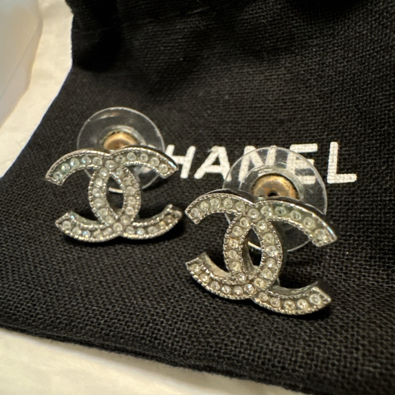 Chanel 經典雙C Logo鑲鑽耳環-16