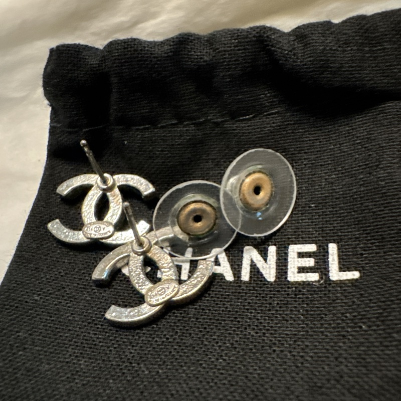 Chanel 經典雙C Logo鑲鑽耳環-19