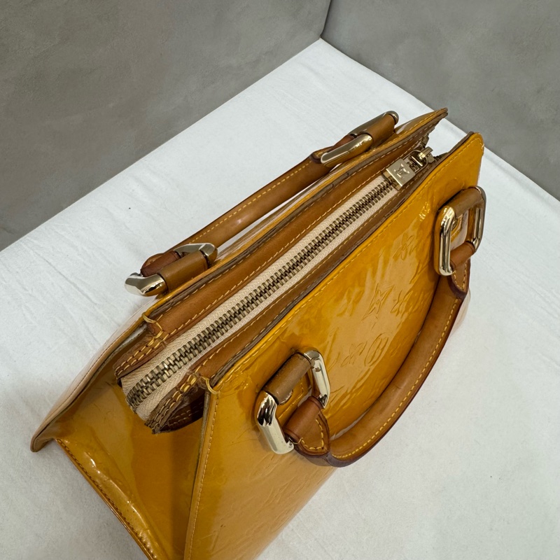 Lv 黃漆皮手提包-16