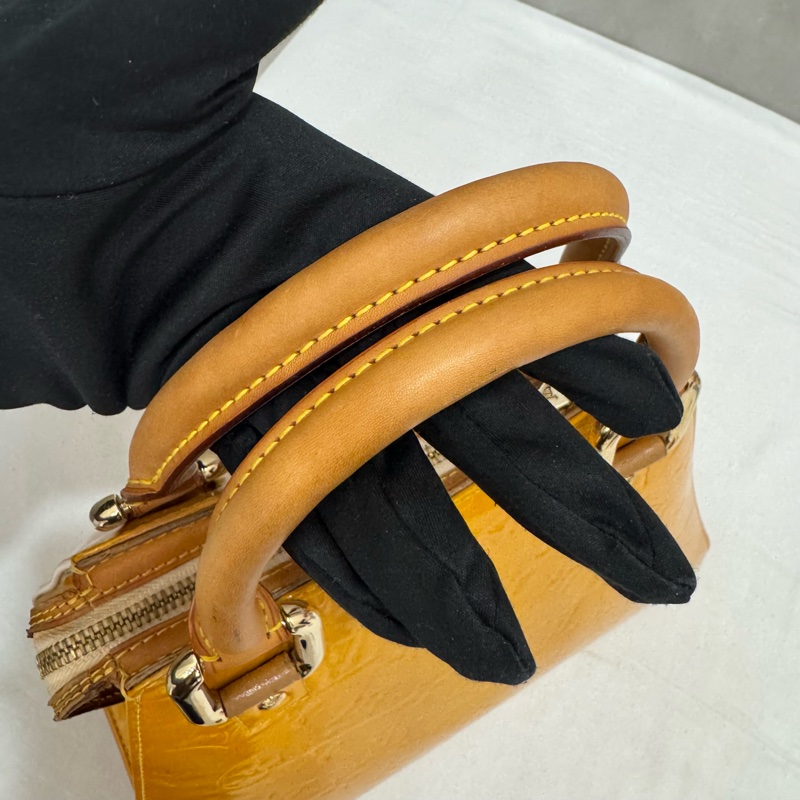 Lv 黃漆皮手提包-17