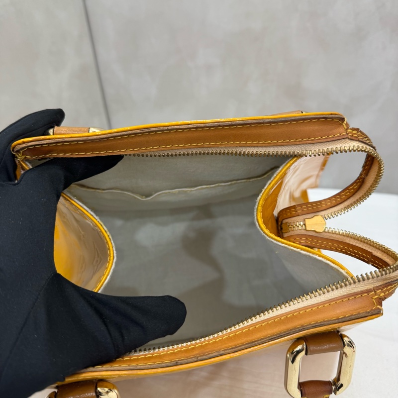 Lv 黃漆皮手提包-21