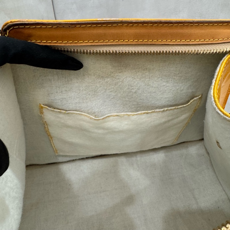 Lv 黃漆皮手提包-22