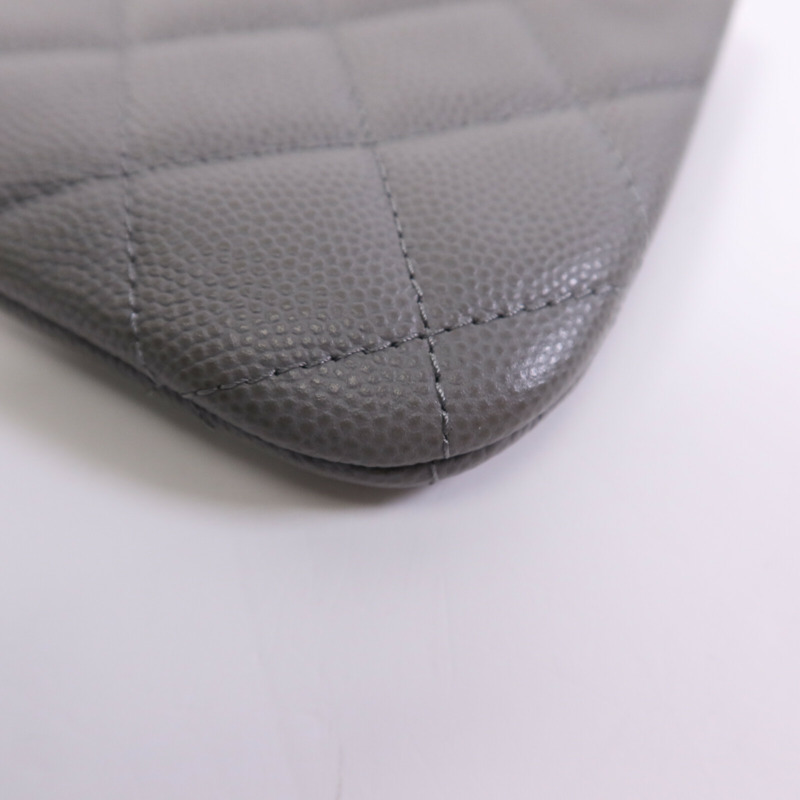 CHANEL 牛皮皮革Pouch金扣手拿包-9