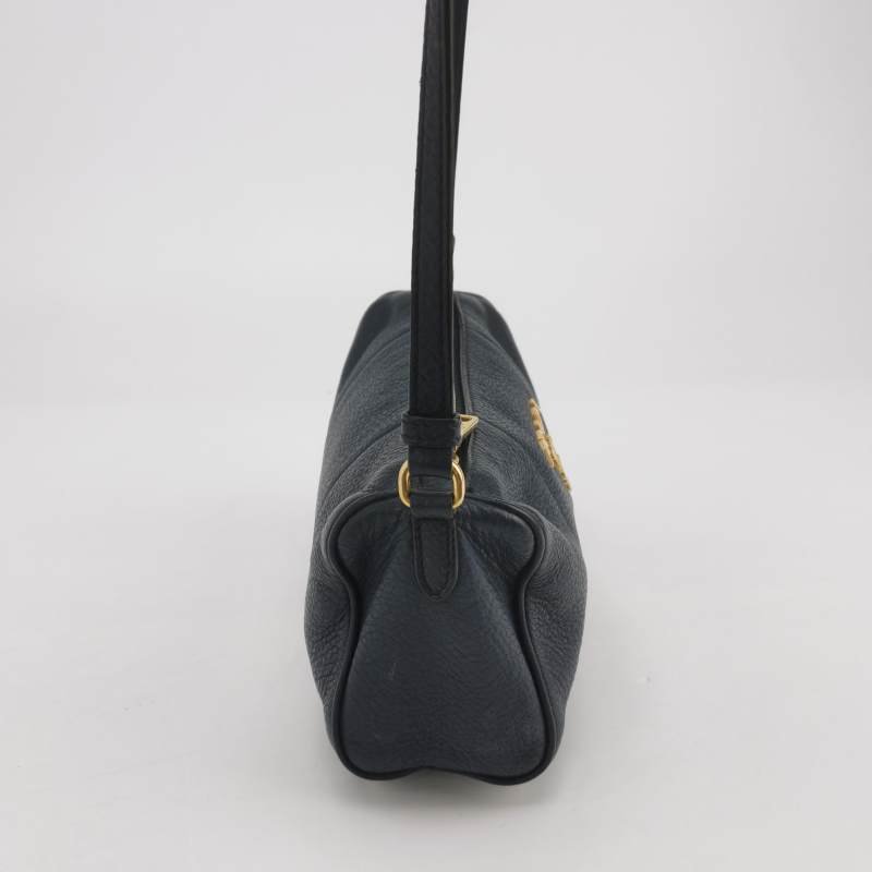 Prada牛皮純色字母Logo拉鏈斜挎包單肩包-3