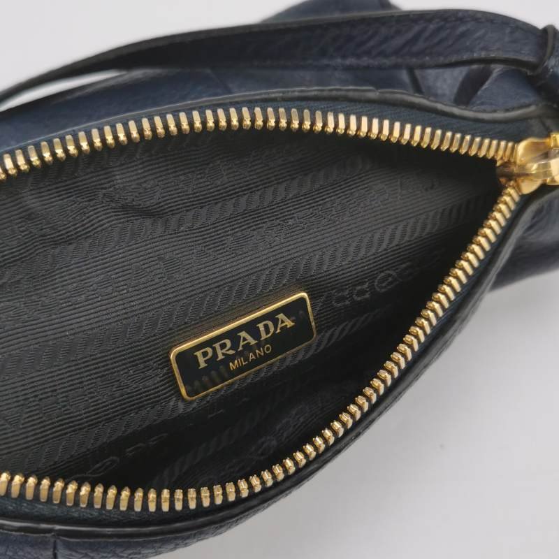 Prada牛皮純色字母Logo拉鏈斜挎包單肩包-7
