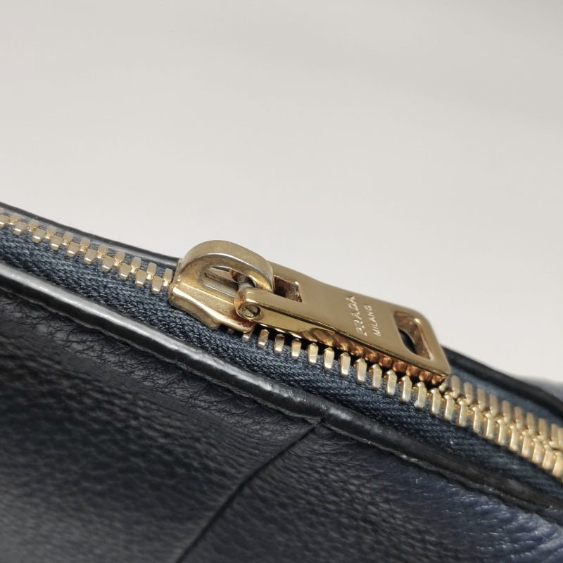 Prada牛皮純色字母Logo拉鏈斜挎包單肩包-9