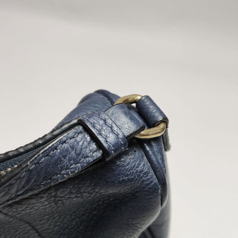 Prada牛皮純色字母Logo拉鏈斜挎包單肩包-10