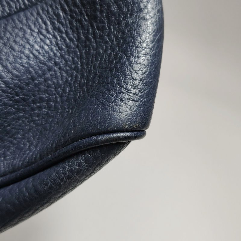 Prada牛皮純色字母Logo拉鏈斜挎包單肩包-12