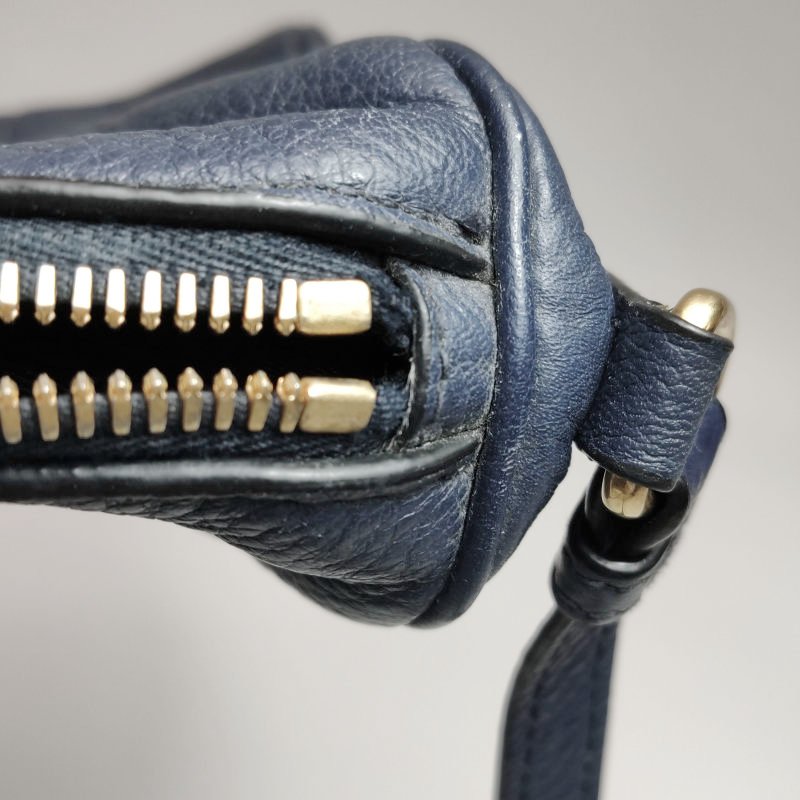 Prada牛皮純色字母Logo拉鏈斜挎包單肩包-13