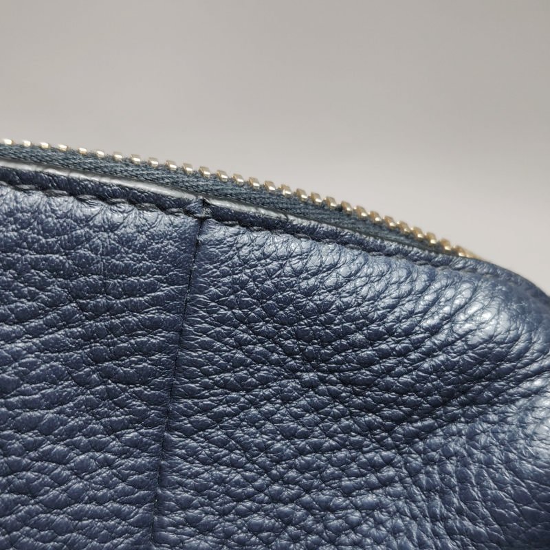 Prada牛皮純色字母Logo拉鏈斜挎包單肩包-14