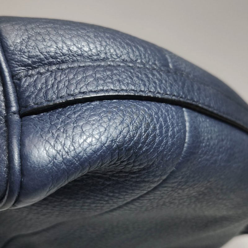 Prada牛皮純色字母Logo拉鏈斜挎包單肩包-16