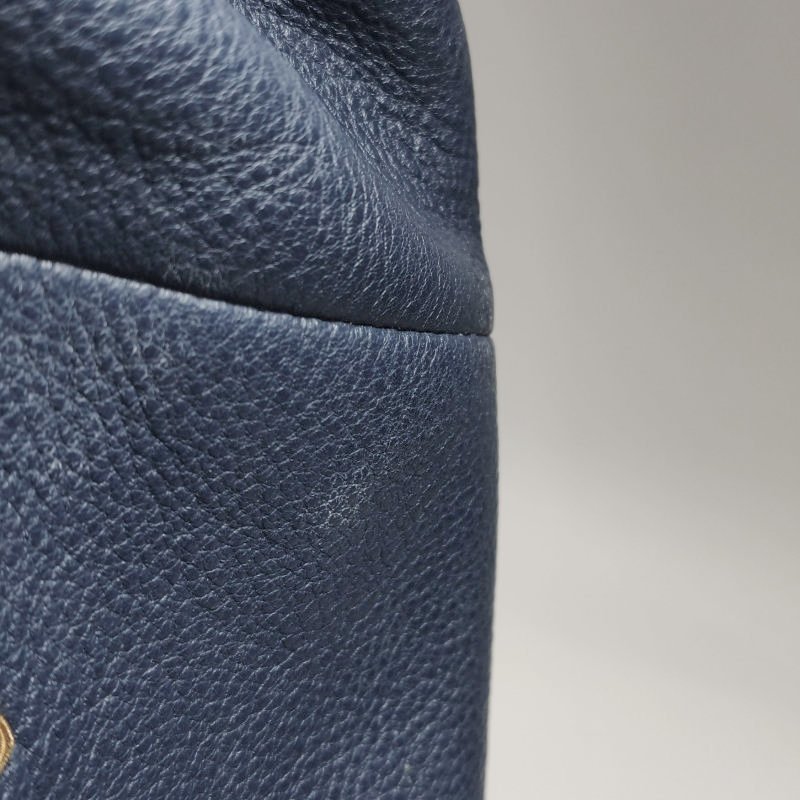 Prada牛皮純色字母Logo拉鏈斜挎包單肩包-17