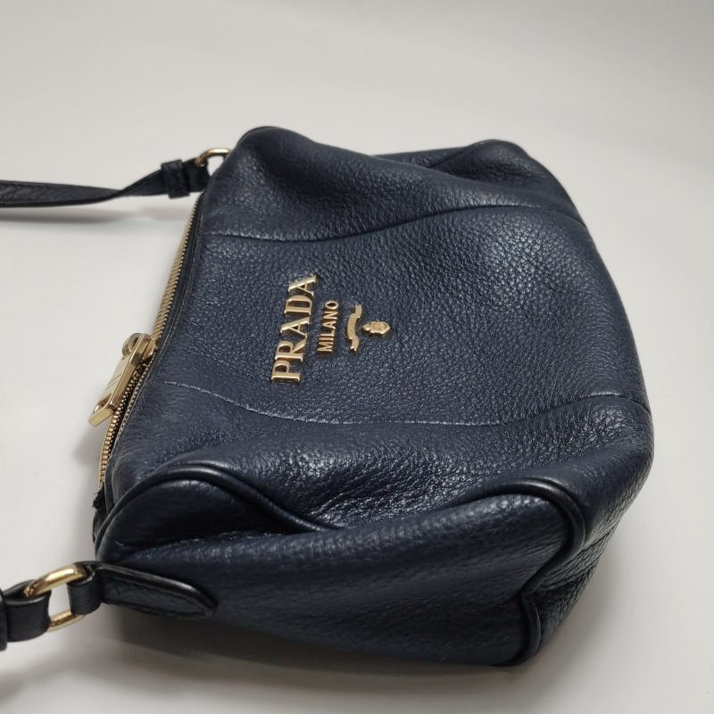 Prada牛皮純色字母Logo拉鏈斜挎包單肩包-18