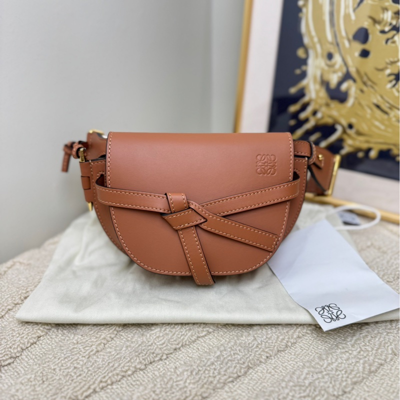 【99❤️】LOEWE  Gate mini焦糖色馬鞍包金扣 斜挎包-0