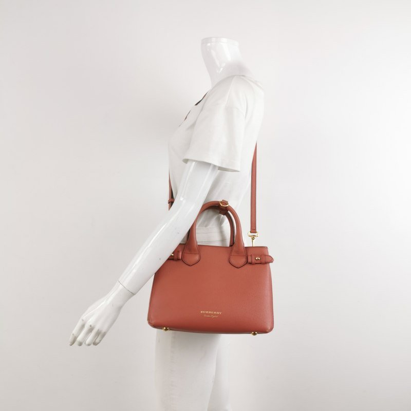 Burberry The Banner班納小號牛皮帆布純色雙搭扣字母logo斜挎包單肩包-1