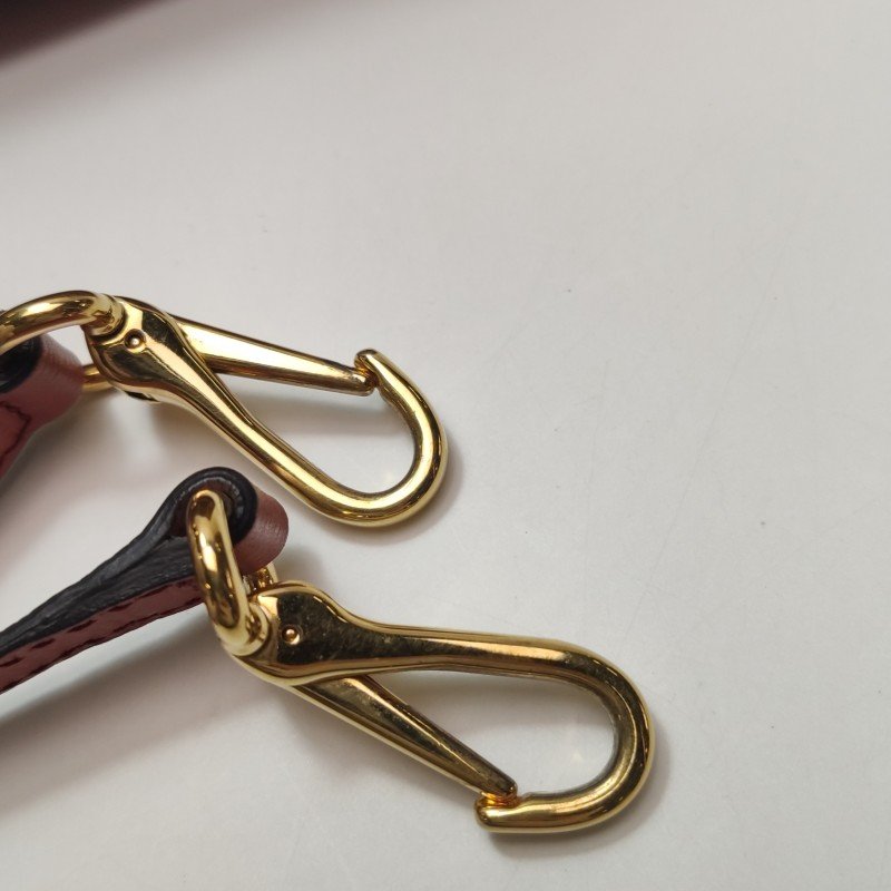 Burberry The Banner班納小號牛皮帆布純色雙搭扣字母logo斜挎包單肩包-11